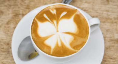 Cappuccino med fjärilsmönstrat skum