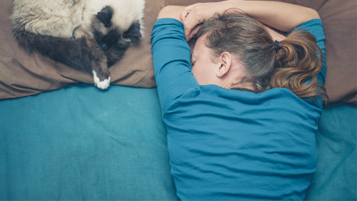 På sidan, på rygg eller på mage – vilken sovställning är bäst? | Philips