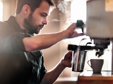 Barista gör kaffe