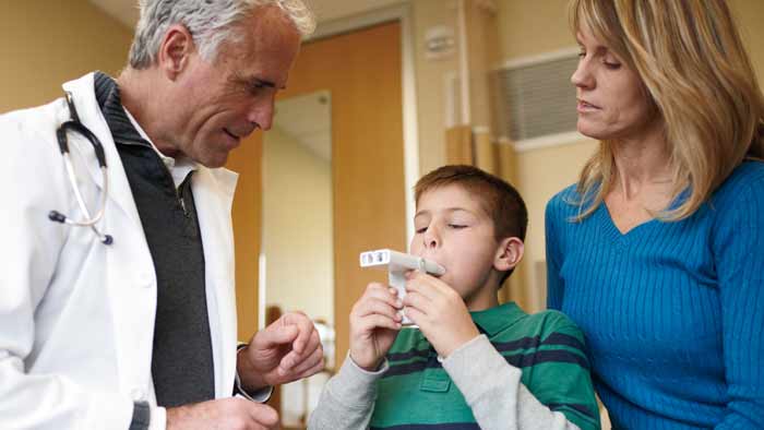 vårdpersonal hjälper barn med astmaprodukt