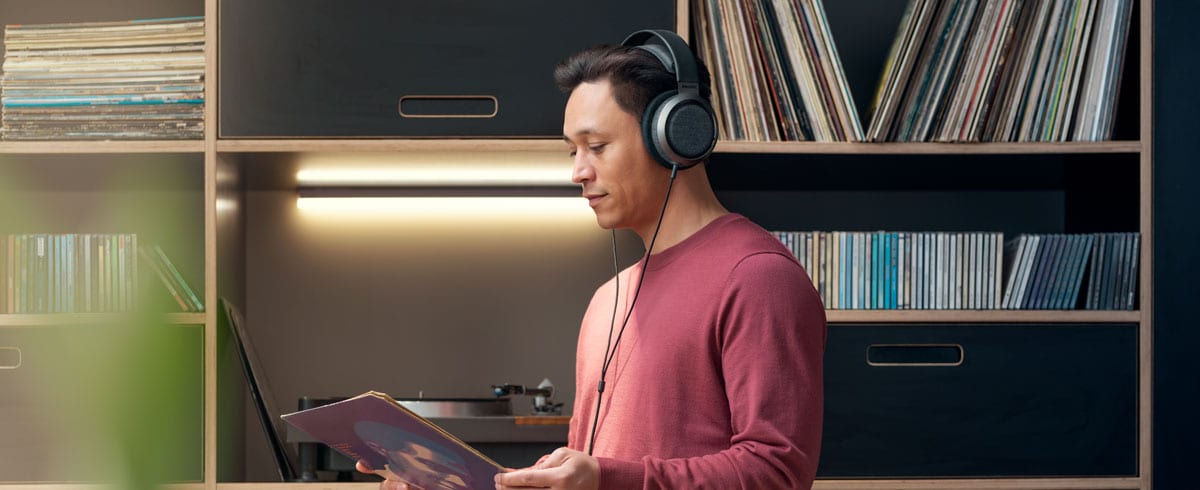 En man som lyssnar på musik med Philips X3-hörlurar