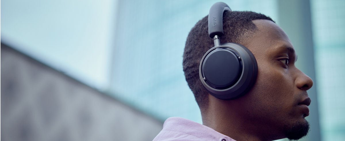 En man som lyssnar på musik med Philips X3-hörlurar