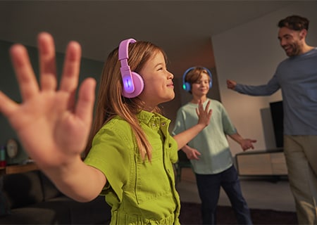 Barn som lyssnar på musik med Philips on-ear-hörlurar
