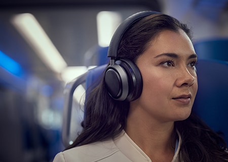 Kvinna som njuter av Noise Cancelling Pro+ med Philips L4-horlurar