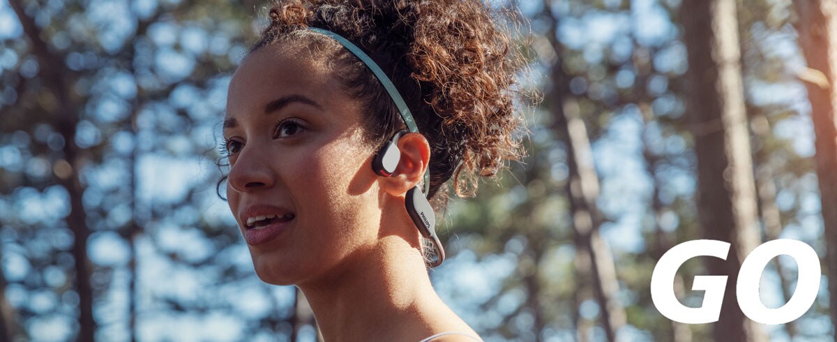 Närbild på kvinna som bär sporthörlurar med bone conduction