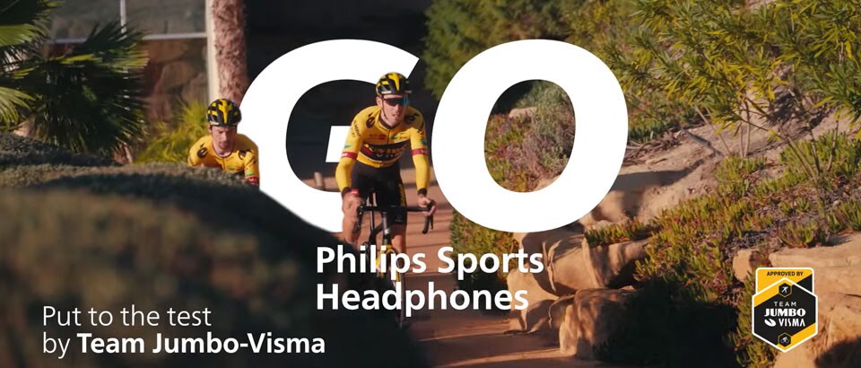Två Team Jumbo-Visma-idrottare som cyklar utomhus