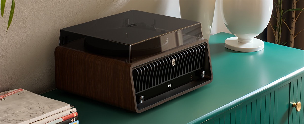 Philips TAV9000D skivspelare på ett grönt skåp bredvid en lampa