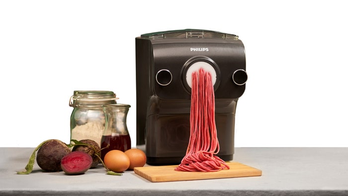 Gör färgad pasta