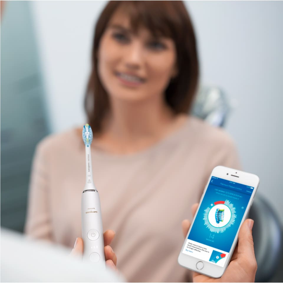 Patient som får DiamondClean Smart demonstrerad