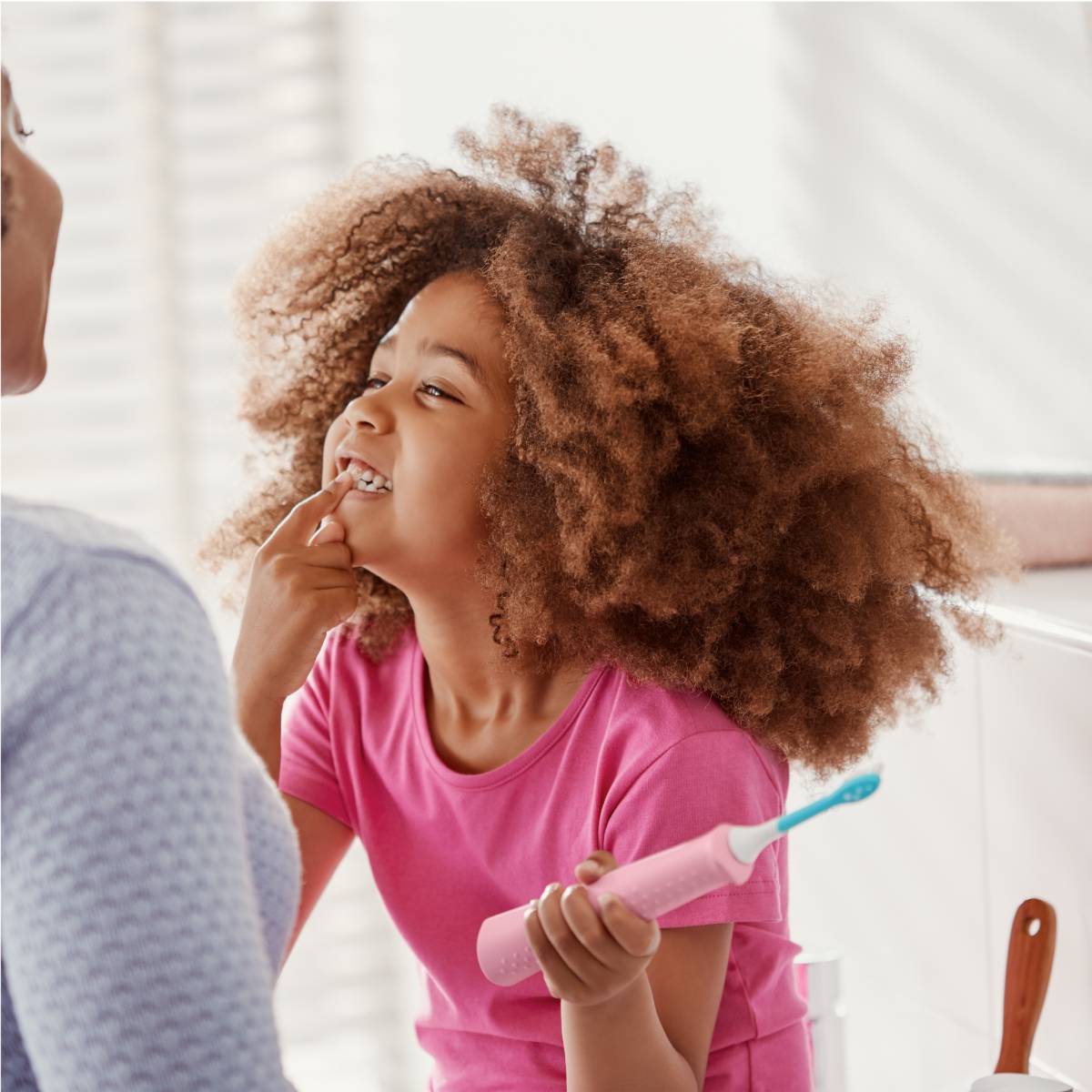 Bild som visar en eltandborste som reng&ouml;r interdentalplack