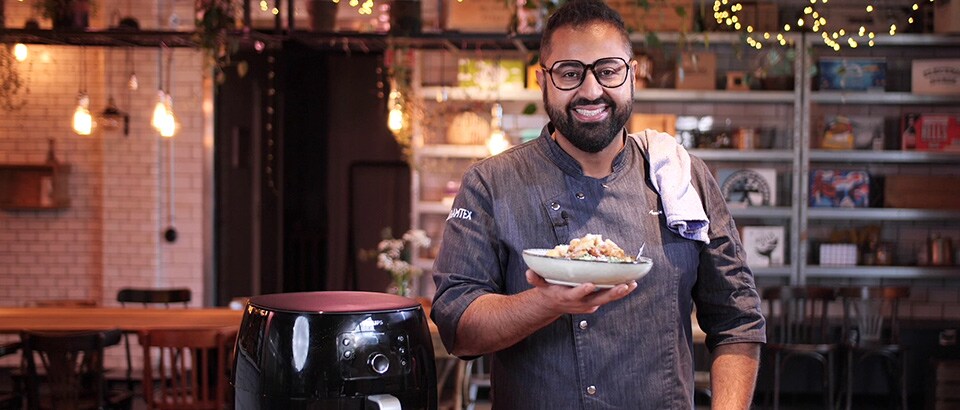 Amir Kheirmand lagar caesarsallad med krispig kyckling i Philips Airfryer