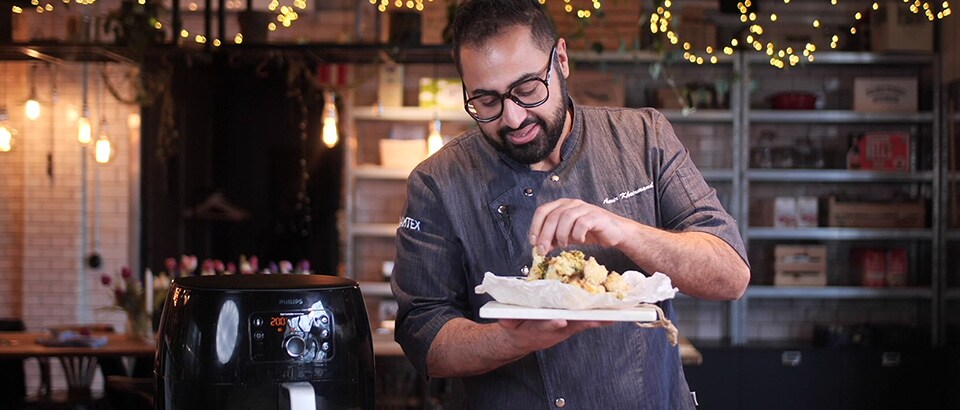 Amir Kheirmand lagar vegetariska fritters i Philips Airfryer