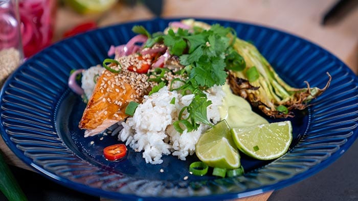 Asiatisk lax med kokosris och bakad spetskål