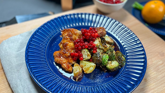 Sticky orange chicken med rostad brysselkål och lingon