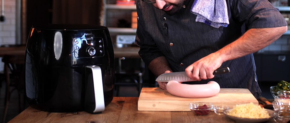 Amir Kheirmand lagar gratinerad falukorv i Philips Airfryer