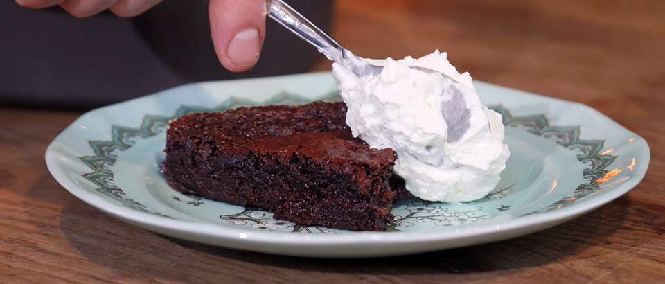 Amir Kheirmand bakar en kladdig kladdkaka