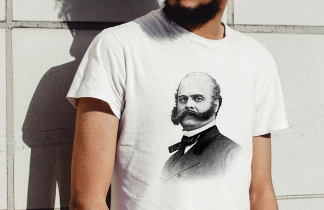 Överkroppen på en man som bär en vit T-shirt med ett svartvitt fotografi av Ambrose Everett Burnside.