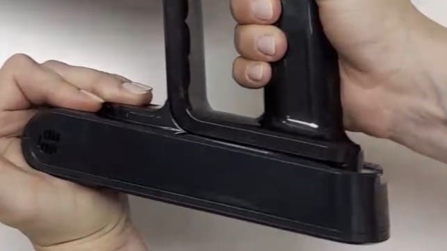 miniatyrbild för videon om hur man tar bort det gamla batteriet och lägger det i en plastpåse